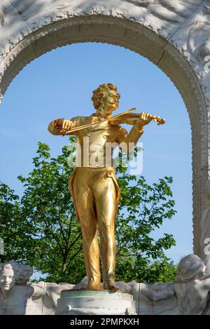 WIEN, ÖSTERREICH - 28. APRIL 2018: Skulptur von Johann Strauss aus der Nähe. Bruchstück des Denkmals im Stadtpark Stockfoto