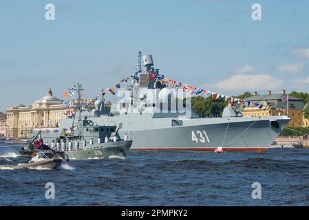 SANKT PETERSBURG, RUSSLAND - 25. JULI 2019: Fragmente der Militärparade zu Ehren des Marinetages Stockfoto