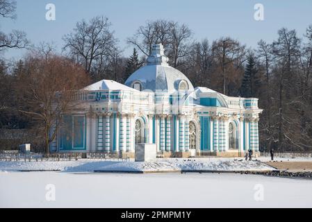 PUSCHKIN, RUSSLAND - 21. FEBRUAR 2023: Antiker Pavillon „Grotto“ an einem Nachmittag im Februar. Catherine Park in Zarskoye Selo Stockfoto