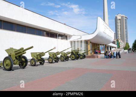 WOLGOGRAD, RUSSLAND - 19. SEPTEMBER 2021: Am Eingang zum Museum der „Schlacht von Stalingrad“ an einem sonnigen Tag Stockfoto