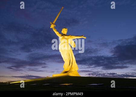 WOLGOGRAD, RUSSLAND - 19. SEPTEMBER 2021: Das Mutterland ruft Denkmal in gelber Nachtbeleuchtung vor dem Abendhimmel auf. Mamaev Kurgan Stockfoto