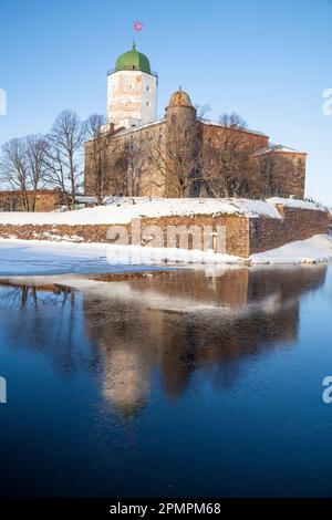 Blick auf das Schloss Vyborg an einem sonnigen Januar-Tag. Vyborg, Region Leningrad, Russland Stockfoto