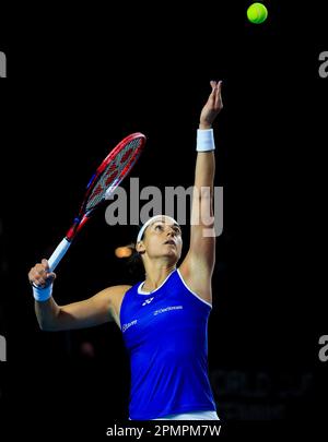 Caroline Garcia aus Frankreich in Aktion während des Qualifikationsspiels des Billie Jean King Cup zwischen Großbritannien und Frankreich in der Coventry Building Society Arena in Coventry. Foto: Freitag, 14. April 2023. Stockfoto