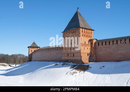 An den alten Mauern von Novgorod Detinets an einem sonnigen Märztag. Veliky Novgorod, Russland Stockfoto