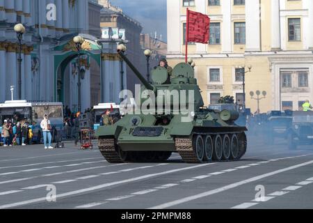 SANKT PETERSBURG, RUSSLAND - 28. APRIL 2022: Sowjetischer Panzer T-34-85 am Palastplatz. Ein Fragment der Probe der Parade zu Ehren des Siegesfeiertages Stockfoto