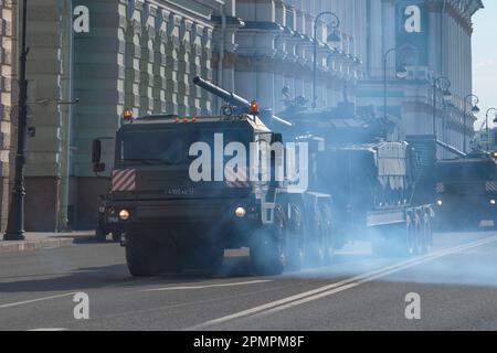 SANKT PETERSBURG, RUSSLAND - 28. APRIL 2022: Schwertransporter der BAZ-6403 transportiert einen T-73B3-Tank. Vorbereitung auf die Militärparade zu Ehren von Stockfoto