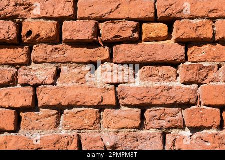 Hintergrund einer alten roten Backsteinmauer Stockfoto