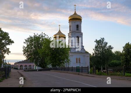 Glockenturm und Kuppel der antiken Kathedrale der Epiphanie am frühen Juli Vormittag. Vyshny Wolochek, Russland Stockfoto