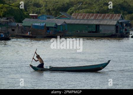 Kind navigiert ein Boot in Tonle SAP oder dem schwimmenden Dorf Tonle SAP, Kambodscha Stockfoto