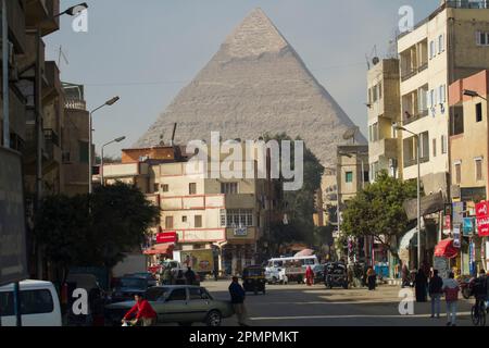 Die großen Pyramiden von einer Straße in Gizeh aus gesehen; Kairo, Gizeh, Ägypten Stockfoto