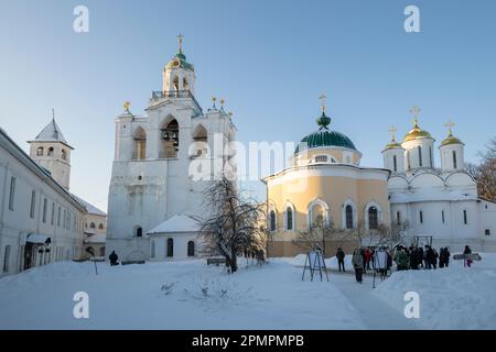 JAROSLAWL, RUSSLAND - 05. JANUAR 2023: Sonniger Januar Vormittag im antiken Kloster Spaso-Preobrazhensky. Jaroslawl, Goldener Ring von Russland Stockfoto