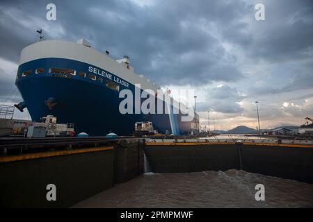 Großer Frachter am Panamakanal, Panama Stockfoto