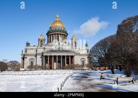 ST. PETERSBURG, RUSSLAND - 02. APRIL 2023: Blick auf St. Isaaks Kathedrale an einem sonnigen April-Tag Stockfoto