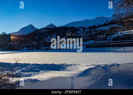 Herrlicher Sonnenuntergang in den verschneiten Schweizer Alpen mit Blick auf die Stadt St. Moritz, Schweiz Stockfoto