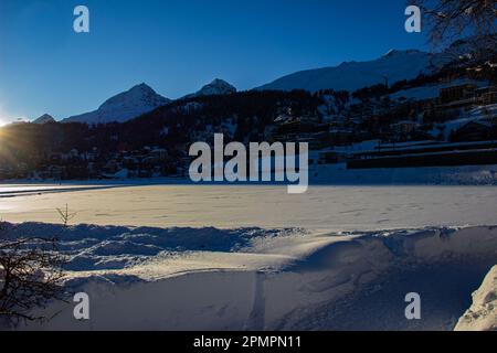 Herrlicher Sonnenuntergang in den verschneiten Schweizer Alpen mit Blick auf die Stadt St. Moritz, Schweiz Stockfoto