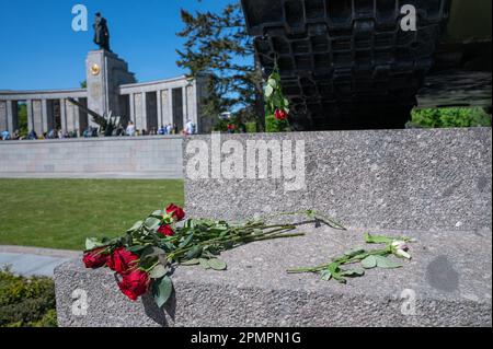 08.05.2022, Berlin, Deutschland, Europa - Rote Rosen werden auf dem Sockel eines T-34-Panzers am Sowjetischen Kriegsdenkmal entlang der 17 June Street platziert. Stockfoto