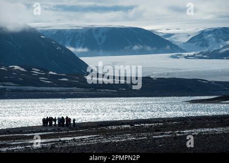 Gruppe auf einer Wanderung in Faksvagen; Spitzbergen, Svalbard, Norwegen Stockfoto
