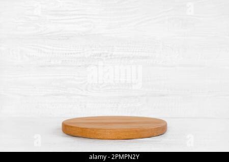 Rundes Holzpodium für Lebensmittel, Produkte gegen weiße, holzstrukturierte Wand. Leere Natürliche Form. Sockel Mit Ökologisch-Organischen Kosmetika, Schmuck. Trendiges M Stockfoto