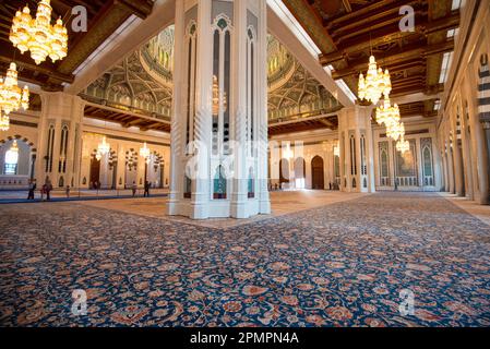 Der zweitgrößte Teppich der Welt auf dem Hauptboden der großen Sultan-Qaboos-Moschee; Maskat, Oman Stockfoto