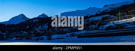 Herrlicher Sonnenuntergang in den verschneiten Schweizer Alpen mit Blick auf die Stadt St. Moritz, Schweiz Stockfoto