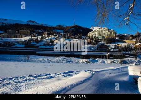 Herrlicher Sonnenuntergang in den verschneiten Schweizer Alpen mit Blick auf die Stadt St. Moritz, Schweiz Stockfoto