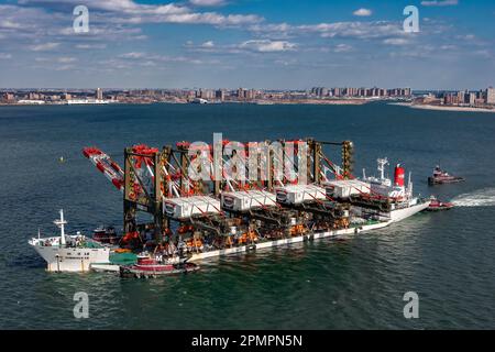 Nächste Generation; massive Post Panamax Krane kommen am Port Newark Container Terminal, NJ aus China! Stockfoto