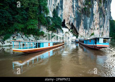 Zwei Kreuzfahrtboote legten in den Pak Ou Caves am Mekong an; Laos Stockfoto