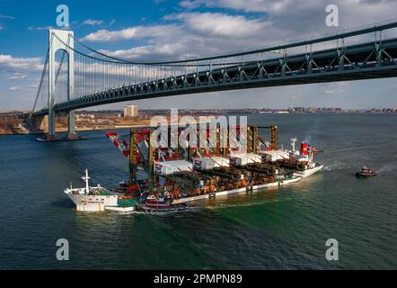 Nächste Generation; massive Post Panamax Krane kommen am Port Newark Container Terminal, NJ aus China! Stockfoto