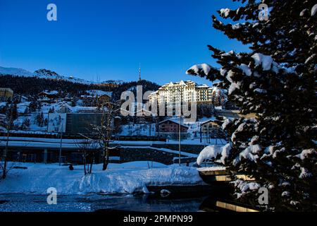 Herrlicher Sonnenuntergang in den verschneiten Schweizer Alpen mit Blick auf die Stadt St. Moritz, Schweiz Stockfoto