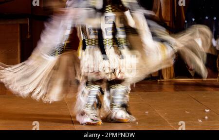 Action-Aufnahme des unteren Teils einer Tänzerin, die einen traditionellen Haida-Tanz im Old Massett, einer Haida-Gemeinde auf Graham Island, aufführt Stockfoto