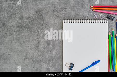 Schulanfang mit grauem Hintergrund mit Textposition, horizontalem Banner für Webdesign. Kollektion von Schulutensilien in hellem flachem Stil. Bildungsbereich CO Stockfoto