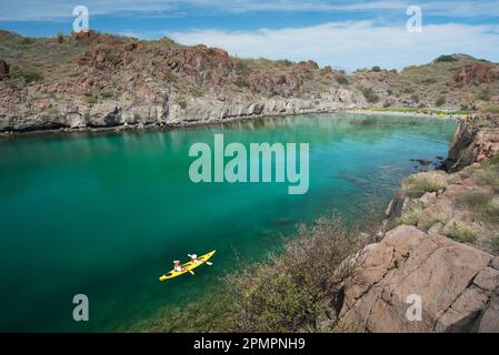 Kajakfahren in der Honeymoon Cove auf der Isla Danzante oder auf der Dancers Island, Teil des Bahía de Loreto Nationalparks; Baja California, Mexiko Stockfoto