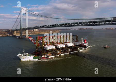 Lieferung neuer Post-Panamax-Ladekrane unter der Verrazano-Brücke Stockfoto