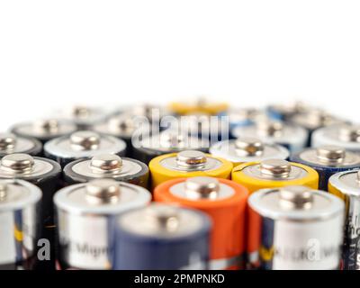 Batterien sind Alkali-Batterien. Selektiver Fokus. Der Begriff der Energiequellen und ihre Nutzung. Viele AA-Batterien. Stockfoto