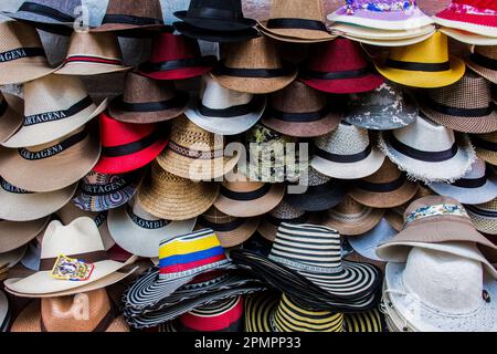 Beschreibung der Hüte, die in der Stadt Cartagena verkauft werden; Cartagena, Bolivar, Kolumbien Stockfoto