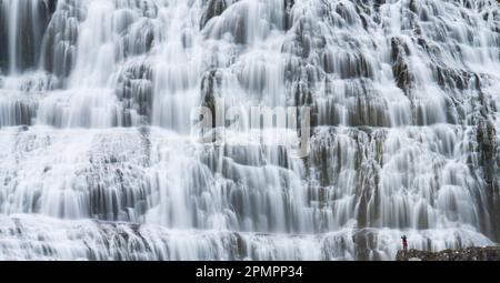 Touristen besuchen den Dynjandi Wasserfall, auch Fjallfoss genannt, in Westfjorden, Island; Island Stockfoto