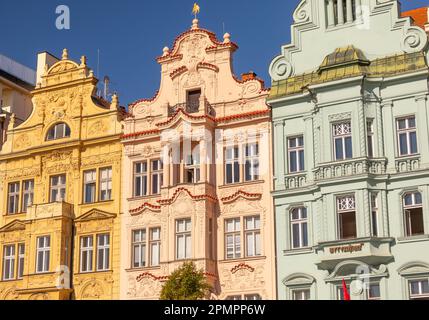 PILSEN, TSCHECHISCHE REPUBLIK, EUROPA - farbenfrohe Gebäudefassaden auf dem Hauptplatz von Pilsen. Stockfoto