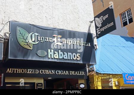 Zigarrenschild über Emporium, Philipsberg, St. Maarten Stockfoto