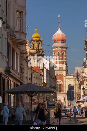 PILSEN, TSCHECHISCHE REPUBLIK, EUROPA - Straßenszene und die große Synagoge im Hintergrund. Stockfoto