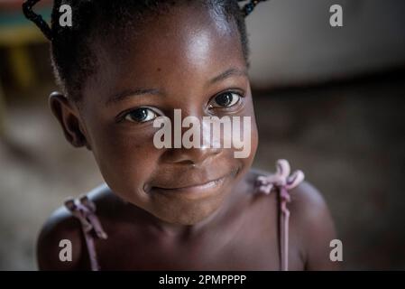 Junge Frau in Nkollo, Kamerun, im Gemeindezentrum. Stockfoto