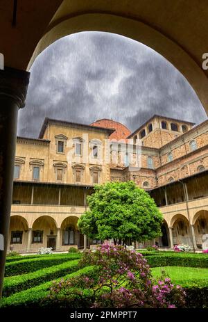 Innenhof in der Sam Lorenzo Basilika an einem Regentag. Florenz, Italien Stockfoto