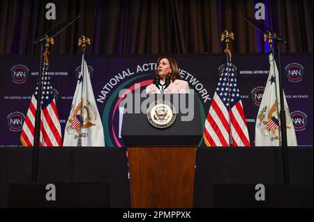 New York, Usa. 14. April 2023. Vizepräsidentin Kamala Harris nimmt am 14. April 2023 an der National Action Network Convention in New York, New York, Teil. (Foto: Anthony Behar/Pool/ABACAPRESS.COM) Guthaben: Abaca Press/Alamy Live News Stockfoto