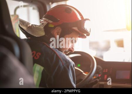 Feuerwehrleute auf dem Weg zu einem Notfall. Hochwertiges Foto Stockfoto