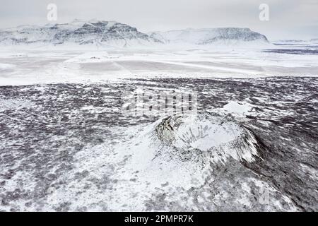 Luftaufnahme über den Vulkankrater Eldborg im Lavafeld Eldborgarhaun bedeckt mit Schnee im Winter, Mýrar, Snaefellsnes / Snæfellsnes, Island Stockfoto