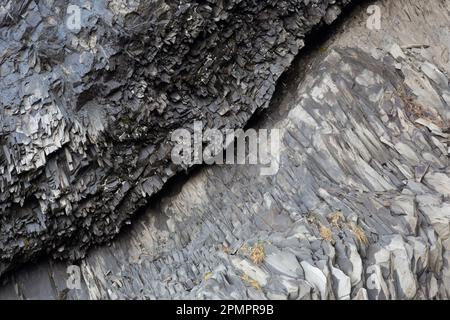 Vulkanische Basaltfelsformationen in der Nähe des Dorfes Vík í Mýrdal, Sudurland, Südisland Stockfoto