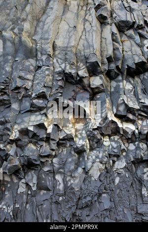 Sechseckige Basaltsäulen, vulkanische Felsformationen in der Nähe des Dorfes Vík í Mýrdal, Sudurland, Südisland Stockfoto