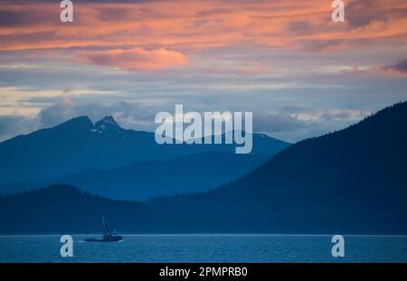 Fischerboot bei Sonnenuntergang in Stephens Passage, Alaska, USA; Inside Passage, Alaska, Vereinigte Staaten von Amerika Stockfoto