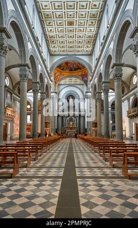 Beeindruckendes Schiff in der Basilika San Lorenzo in Florenz, Italien Stockfoto