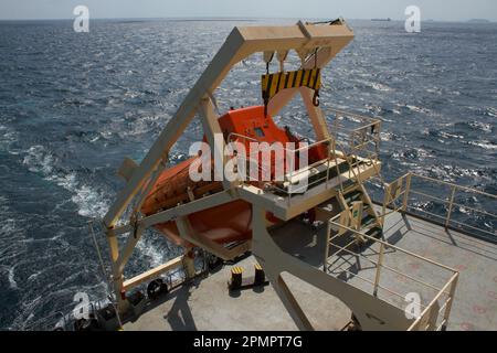 Blick auf ein auf dem Bootsdeck gesichertes Handelsschiff Stockfoto