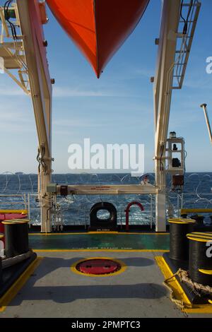 Blick auf ein auf dem Bootsdeck gesichertes Handelsschiff Stockfoto